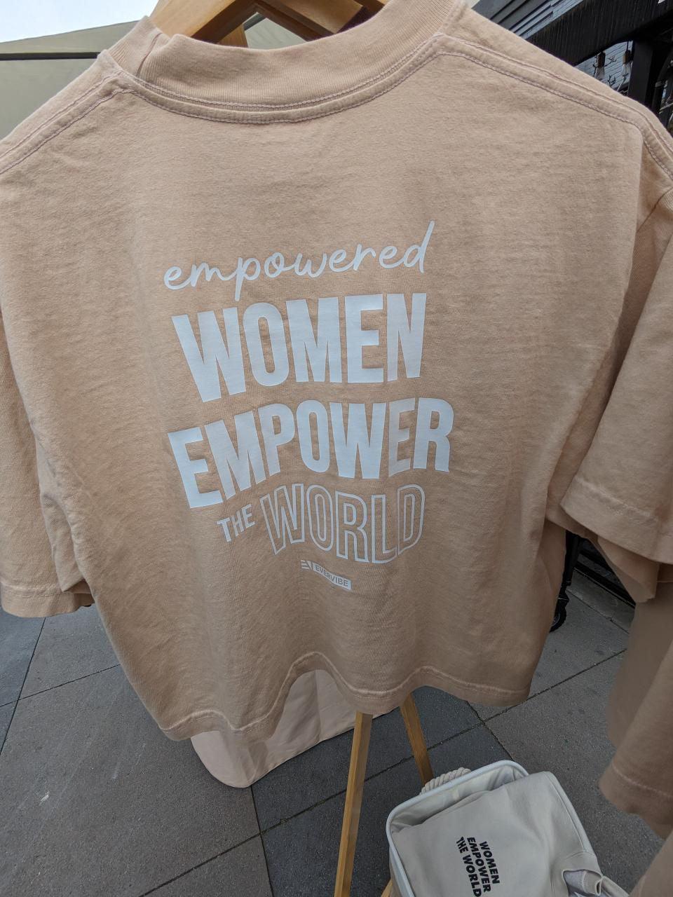 Women Empower the World- Crop - For the love, LV